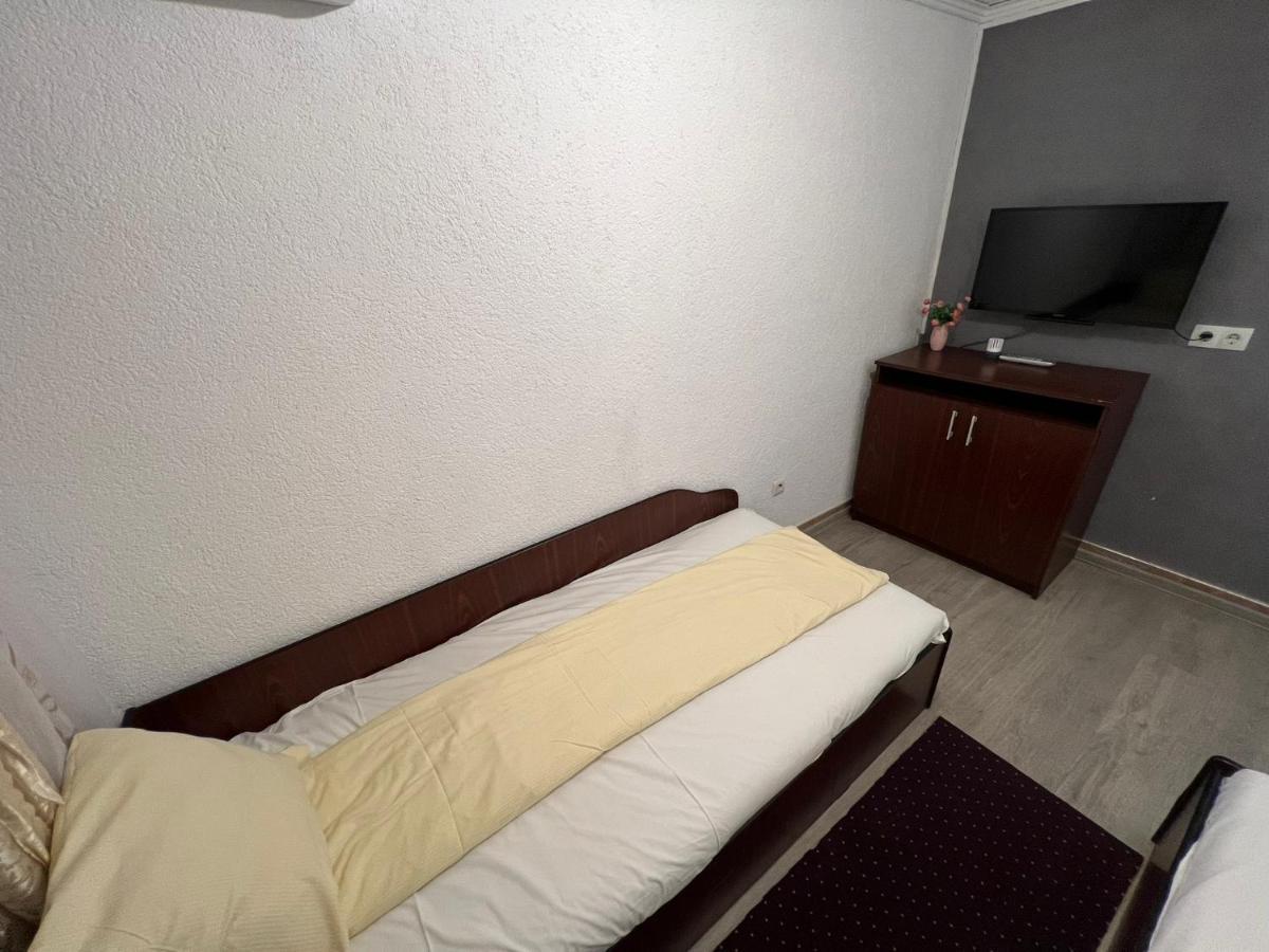 Vila Delia Hotell Oradea Exteriör bild